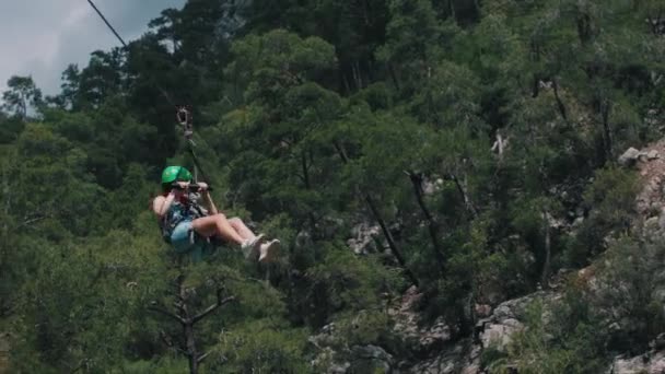 Τουρκια Ένα Άτομο Κατεβαίνει Zipline Στη Μέση Του Δάσους Μεσαίο — Αρχείο Βίντεο