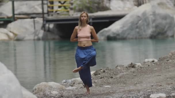 Yoga Por Chorro Agua Una Mujer Rubia Hace Ejercicios Meditativos — Vídeos de Stock
