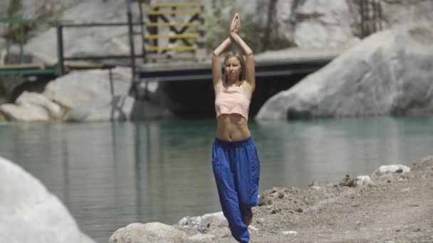 Yoga Por Corriente Agua Una Mujer Hace Ejercicios Meditativos Pie — Vídeos de Stock