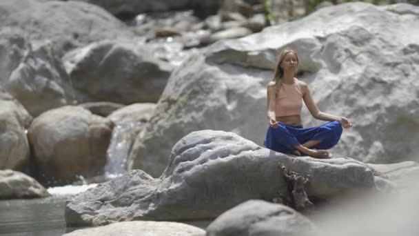 Yoga Por Chorro Agua Una Mujer Rubia Sentada Roca Meditando — Vídeo de stock