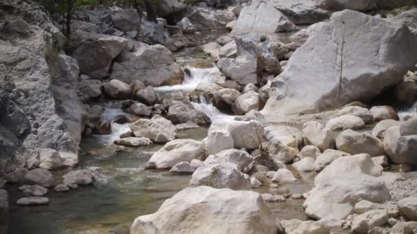 Una Corriente Agua Fluye Desde Las Rocas Mid Shot — Vídeos de Stock