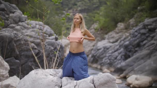 Yoga Por Corriente Agua Una Mujer Pantalones Sueltos Pie Sobre — Vídeos de Stock