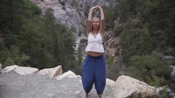 Yoga Bij Bergen Een Vrouw Die Meditatieve Oefeningen Doet Tussenschot — Stockvideo