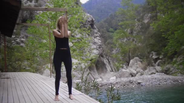 Joga Nad Jeziorem Kobieta Wykonująca Proste Ćwiczenia Gimnastyczne Środek Strzału — Wideo stockowe