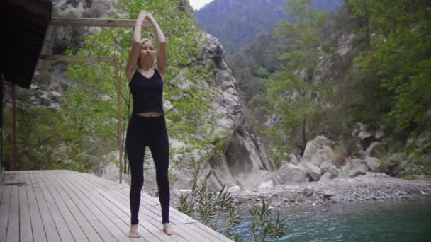 Yoga Den Bergen Eine Frau Macht Einfache Gymnastikübungen Und Atemübungen — Stockvideo