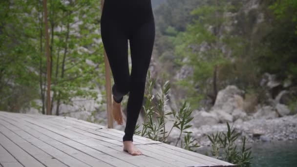 Yoga Den Bergen Eine Frau Schwarzer Kleidung Macht Gymnastikübungen Mittelschuss — Stockvideo