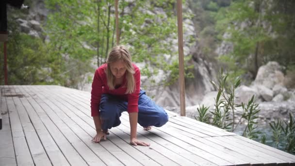 Γιόγκα Δίπλα Στη Λίμνη Ξανθιά Γυναίκα Σηκώνεται Στα Πόδια Της — Αρχείο Βίντεο