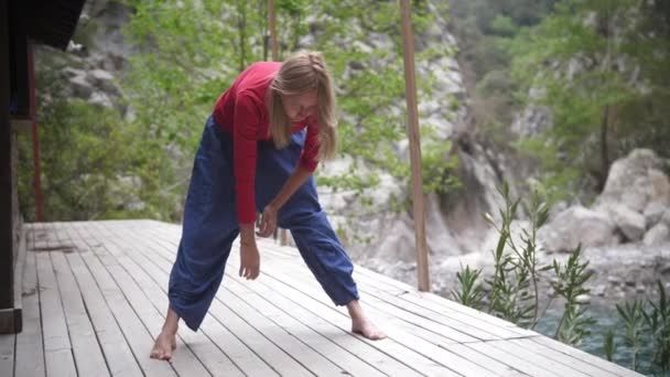 湖でヨガ 精神的な女性の瞑想に就任した ミッドショット — ストック動画