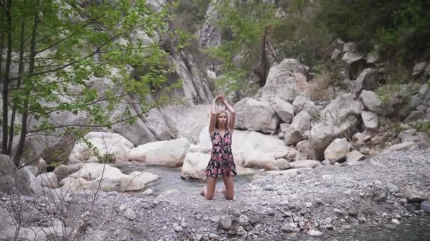 Joga Lesie Pełna Ducha Kobieta Jasnej Sukience Stojąca Kamyczkach Wykonująca — Wideo stockowe