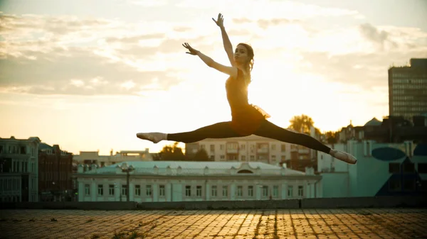 Young Woman Ballerina Jump Performing Split Bright Sunset Mid Shot — Stockfoto