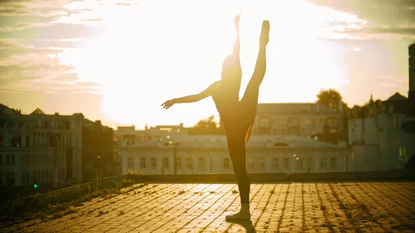 Jovem Bailarina Treinando Telhado Pose Mostrando Seu Alongamento Levantou Perna — Fotografia de Stock