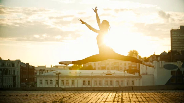Ung Kvinna Ballerina Hoppa Utför Split Bakgrund Vacker Ljus Solnedgång — Stockfoto