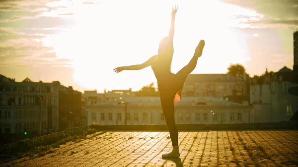 Sziluett Fiatal Piros Ruha Balerina Áll Kecses Pózt Tetőn Fényes — Stock Fotó