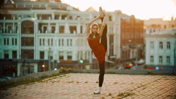 Young Woman Ballerina Training Roof Standing Pose Showing Her Stretching — Stockfoto