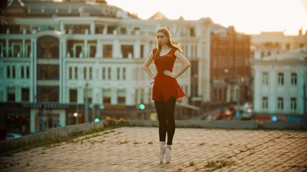 Jonge Vrouw Ballerina Training Het Dak Staande Haar Tenen Puntschoenen — Stockfoto