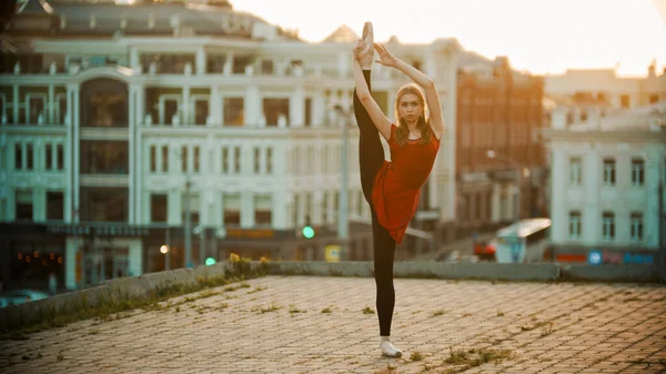 Ung Kvinna Ballerina Utbildning Taket Stående Pose Visar Henne Stretching — Stockfoto