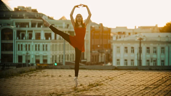 Jovem Bailarina Treinando Telhado Sua Ponta Dos Pés Nos Sapatos — Fotografia de Stock