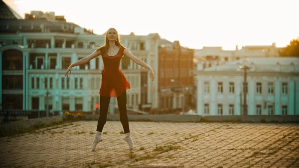 Молодая Улыбающаяся Балерина Тренируется Крыше Стоя Цыпочках Средний Выстрел — стоковое фото