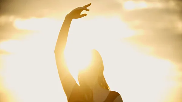 Young Woman Standing Roof Raises Her Hand Bright Sunset Portrait — Stockfoto