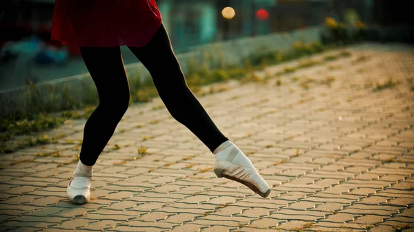 Feet Young Woman Ballerina Dancing Roof Pointe Shoes Sunset Mid — Stockfoto