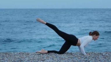 Açık havada spor yapmak. Mavi denizde gerinen bir kadın. Orta çekim