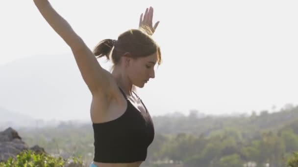 Фитнес Свежем Воздухе Молодая Женщина Согревает Свое Тело Природе Средний — стоковое видео