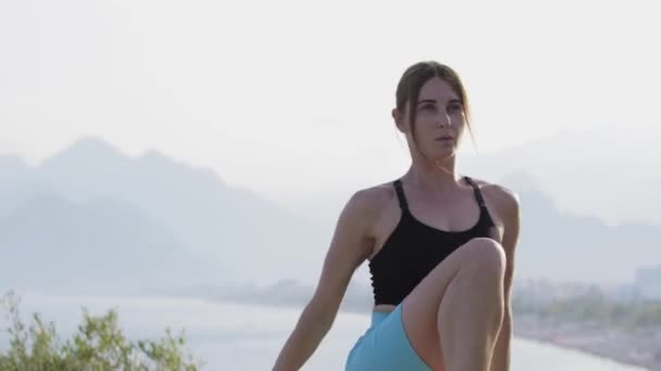 Fitness Outdoors Young Woman Squatting Mid Shot — Vídeo de stock