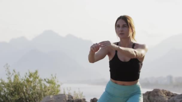 Spor Kıyafetleri Içinde Çömelmiş Genç Bir Kadın Orta Çekim — Stok video
