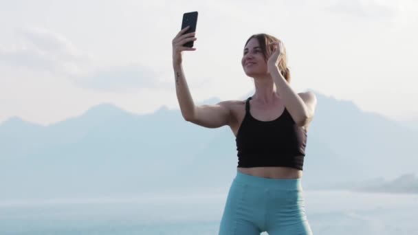 Sportowa Dorosła Kobieta Stojąca Wzgórzu Robiąca Sobie Selfie Środek Strzału — Wideo stockowe