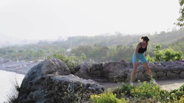 Eine Sportliche Frau Wärmt Sich Vor Dem Training Felsiger Höhe — Stockvideo