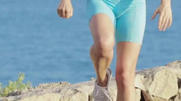 Fitness Świeżym Powietrzu Uśmiechnięta Kobieta Fitness Ćwicząca Wzgórzu Nad Morzem — Wideo stockowe