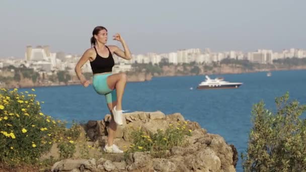 Sport Świeżym Powietrzu Kobieta Wykonująca Ćwiczenia Fitness Miejscu Wzgórzu Nad — Wideo stockowe