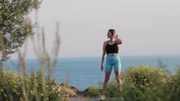 Sport Freien Eine Frau Steht Auf Einer Yogamatte Meer Mittelschuss — Stockvideo