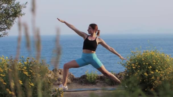 Sport Freien Eine Frau Macht Einfache Gymnastikübungen Meer Mittelschuss — Stockvideo