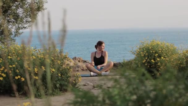 Sports Outdoors Woman Prepares Stretching Exercises Sitting Yoga Mat Sea — Vídeos de Stock