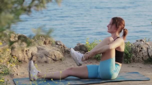 Αθλητισμός Εξωτερικούς Χώρους Μια Γυναίκα Γυμναστικής Κάνει Ασκήσεις Τεντώματος Στο — Αρχείο Βίντεο