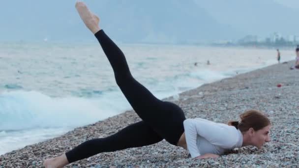 Sport Świeżym Powietrzu Fitness Kobieta Robi Ćwiczenia Gimnastyczne Publicznej Plaży — Wideo stockowe