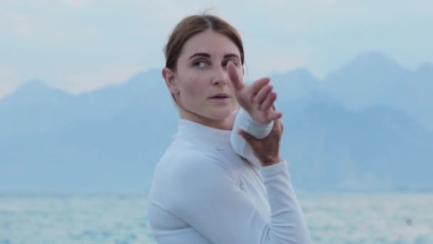 Sport Świeżym Powietrzu Fitness Kobieta Robi Ćwiczenia Oddechowe Nad Morzem — Wideo stockowe