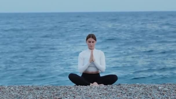 Deportes Aire Libre Una Mujer Haciendo Yoga Junto Mar Mid — Vídeos de Stock