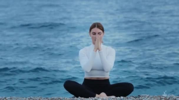 Sport Freien Eine Frau Macht Yoga Blauen Meer Mittelschuss — Stockvideo