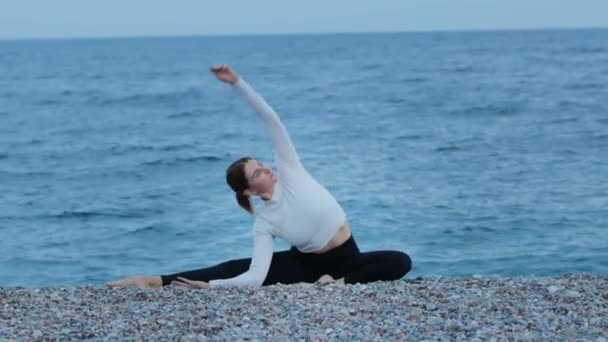 Sport Freien Eine Frau Macht Yoga Übungen Blauen Meer Mittelschuss — Stockvideo