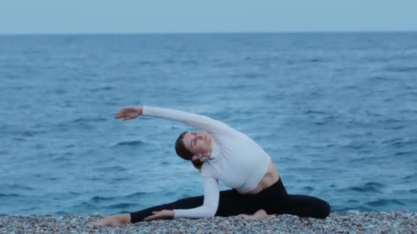 Sport Freien Eine Frau Die Sich Blauen Meer Ausstreckt Mittelschuss — Stockvideo