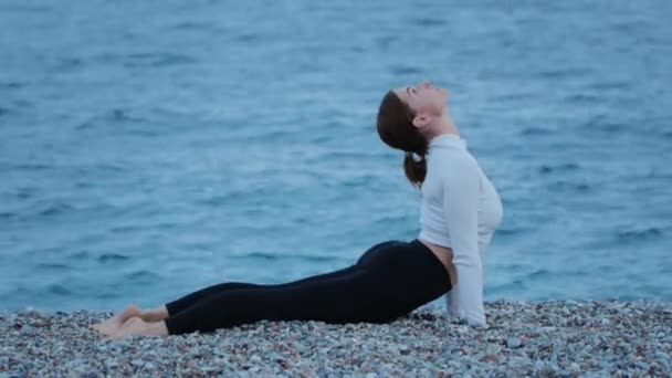 Fitness Świeżym Powietrzu Sportowa Kobieta Rozciągająca Się Nad Morzem Środek — Wideo stockowe