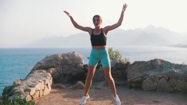 Sportliche Frau Beim Fitnesstraining Freien Meer Hocken Und Springen Mittelschuss — Stockvideo