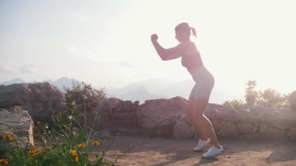 Eine Frau Sportlicher Kleidung Die Draußen Auf Der Schanze Fitness — Stockvideo