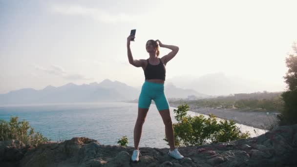 Sportliche Frau Beim Selfie Auf Dem Hügel Meer Mittelschuss — Stockvideo