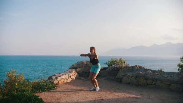 Junge Frau Macht Fitnessübungen Meer Mittelschuss — Stockvideo