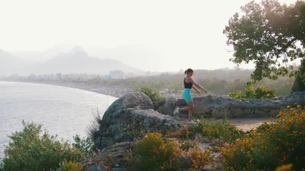 Młoda Kobieta Ćwiczy Fitness Wzgórzu Dala Miasta Środek Strzału — Wideo stockowe