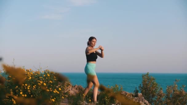 Sportowa Kobieta Wzgórzu Nad Morzem Boks Miejscu Środek Strzału — Wideo stockowe