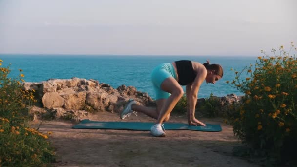 Žena Sportovním Oblečení Cvičí Podložce Jógy Kopci Modrého Moře Střední — Stock video